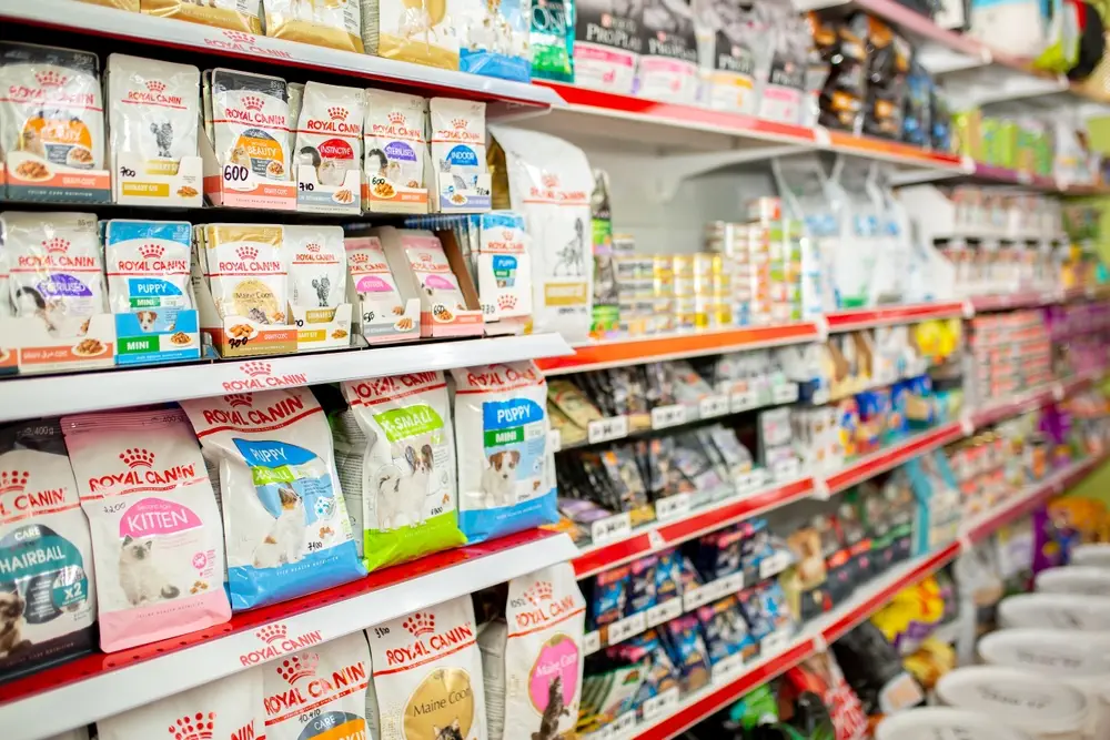 Supermarktregal mit Katzen von verschiedenen Marken â Symbol fĂŒr Produktvielfalt im Heimtiermarkt